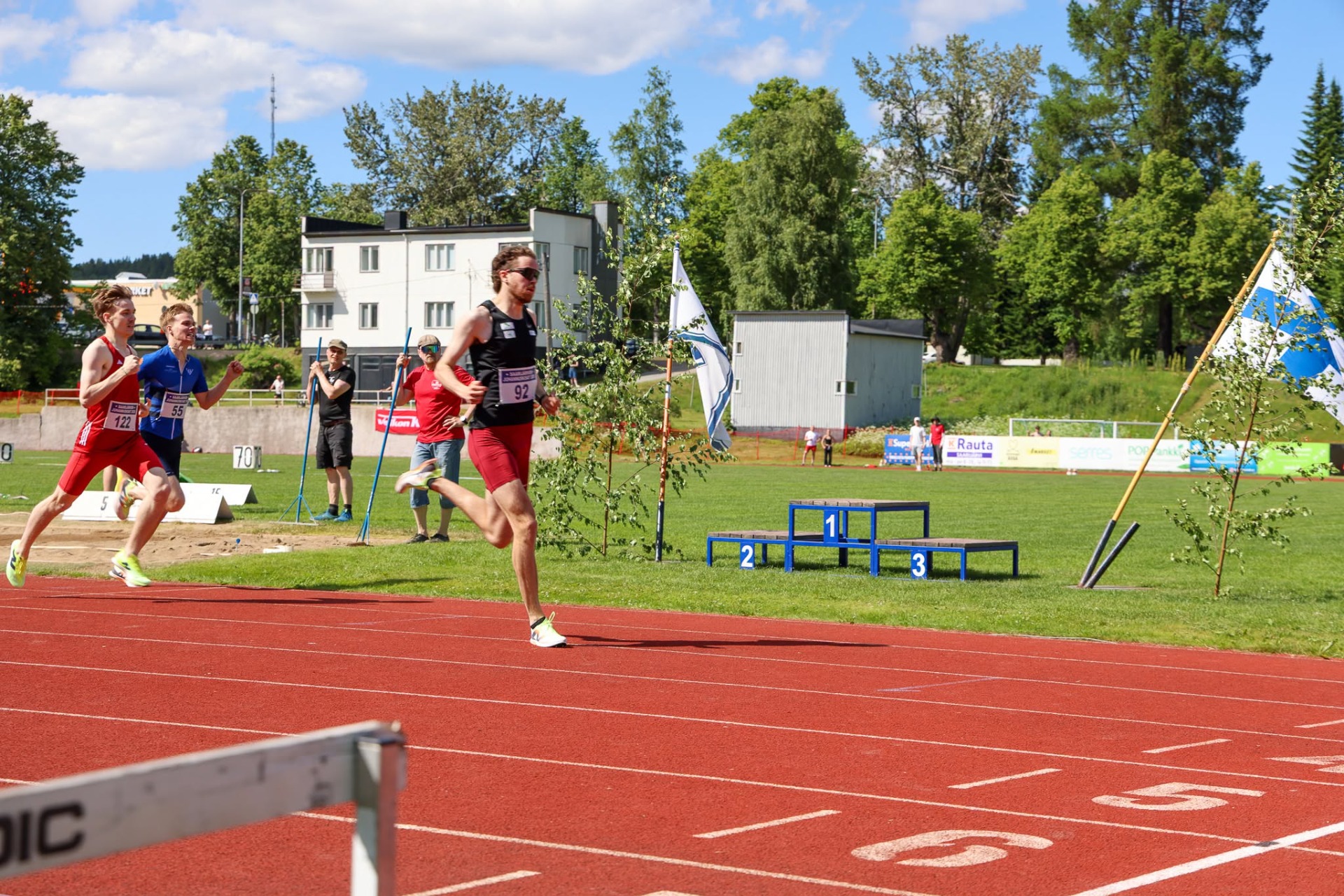 Onni voitti näyttävällä kirillä 800 metrin B-erän Saarijärven Juhannuskisoissa. Kuva Esko Pekkanen
