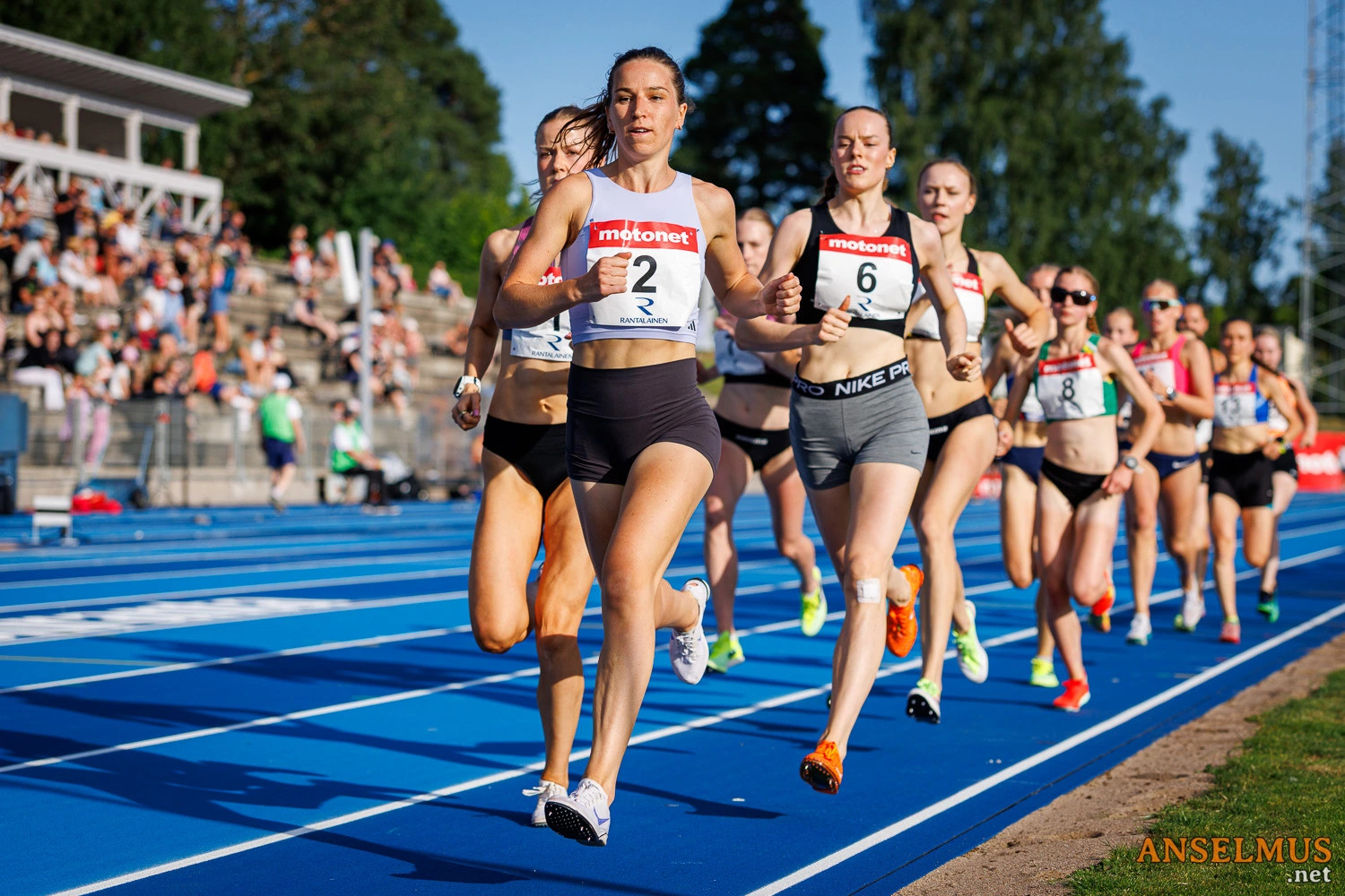 Lappeenrannassa 18.7. Heini peesasi olan takana, kun Viron Laura Maasik (2) veti suurimman osan 1500 metrin matkasta. Kuva Anssi Mäkinen, www.anselmus.net