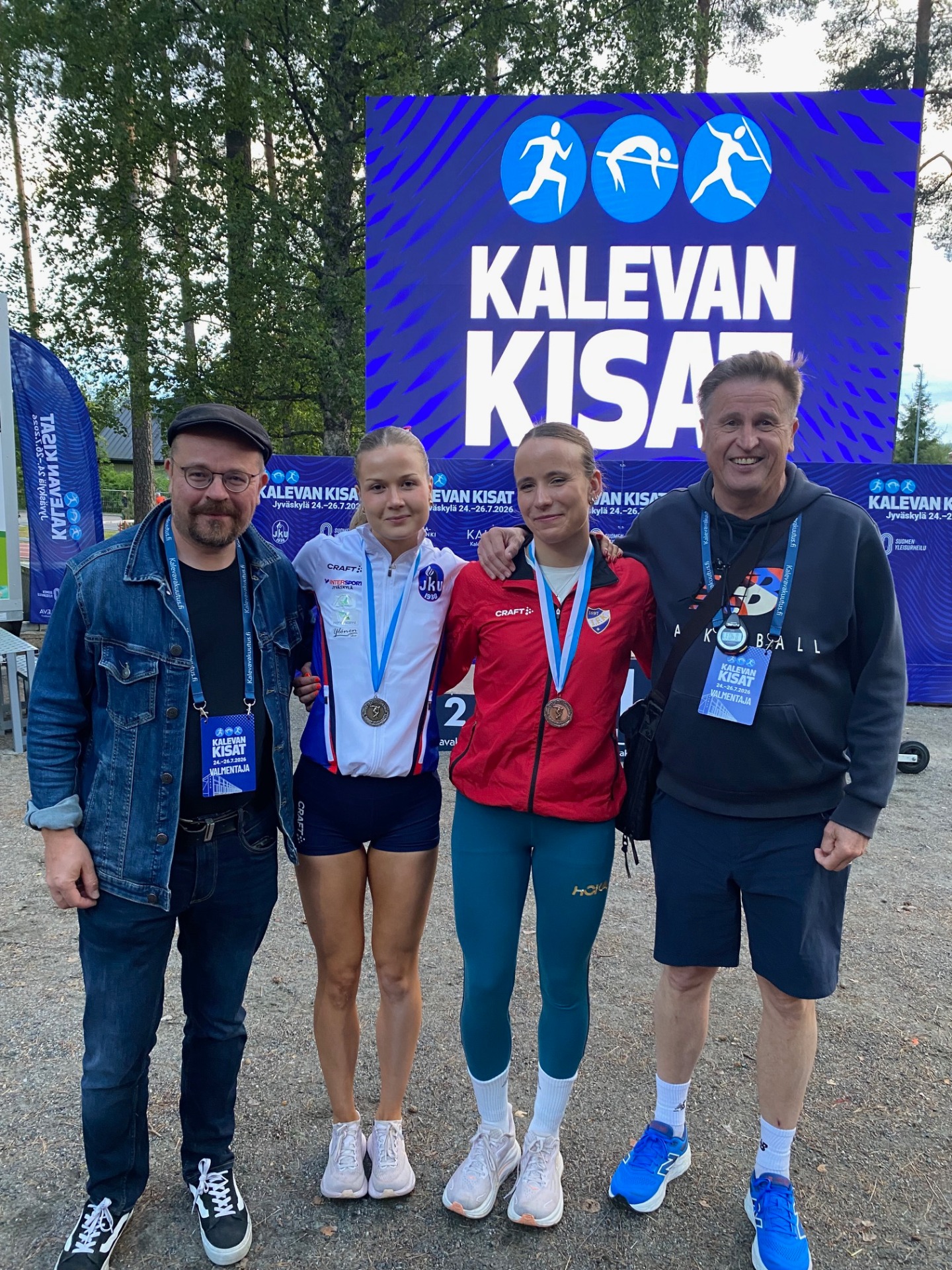 Yhteiskuvassa naisten 1500 metrin hopeamitalisti Heini ja pronssimitalisti Hannah Anderson. Laidoilla mitalistien valmentajat Antti Ikonen ja Ari Suhonen. Kuva Heli Ikonen.